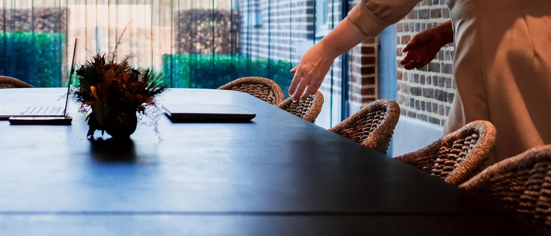 De vergadertafel, klaar voor het gesprek
