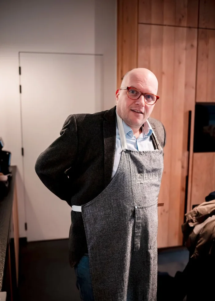 Jan met een schort aan in de keuken